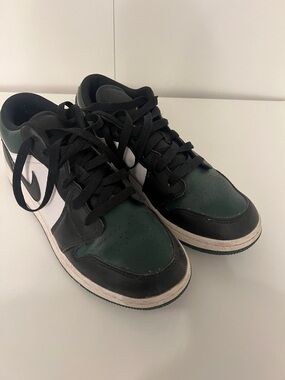 Nike Low-Top Sneakers in Dark Green, Black & White